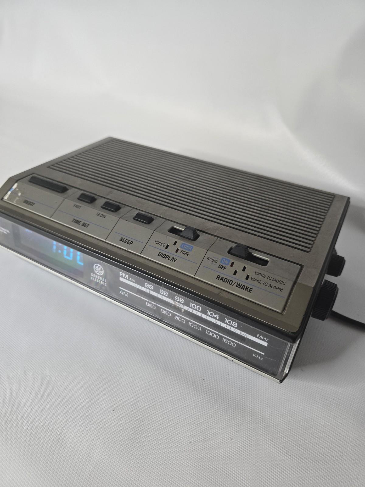 General Electric GE 7-4649B Alarm Clock AM/FM Radio  Woodgrain