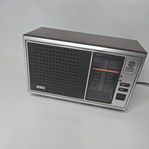 GENERAL ELECTRIC AM/FM Radio Model NO 7-4115B